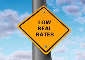 Proč můžeme mít negativní úrokové sazby i přesto, že FED sazby zvedá